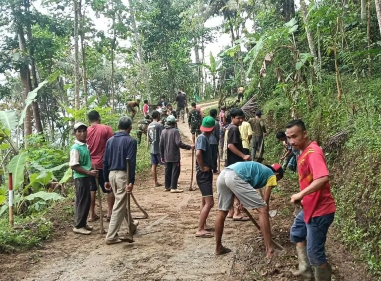 Kerja Bakti Masal Warga Desa Makmur